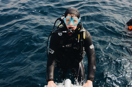 Scuba diver, Marine biologist, black wet suit, black dry suit, blue snorkel goggles, where to study marine biology, what is marine biology